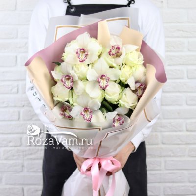 Букет белых роз с орхидеей