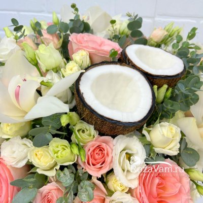 Коробка с цветами и кокосом