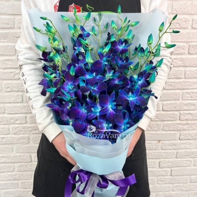 Корзина из синих орхидей с кустовыми розами