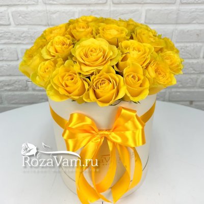 Шляпная коробочка из 29 жёлтых роз
