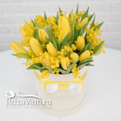 Коробка с мимозой и желтыми тюльпанами S