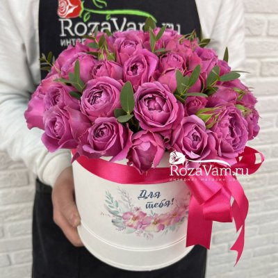 Коробка пионовидных роз с лагурусом