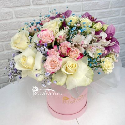 Коробка с кустовыми розами и орхидеями