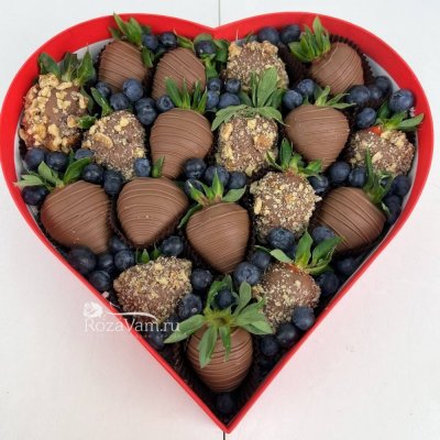 Сердце из клубники в шоколаде