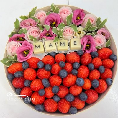 Коробочка клубники с цветами Маме