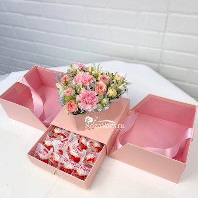 Шкатулка сердце с цветами и конфетами Рафаэлло