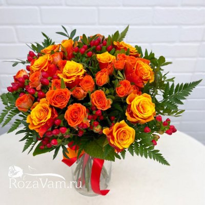 Букет оранжевых роз с гипперикумом