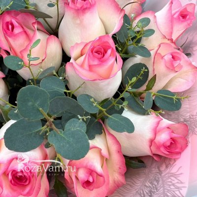 Букет из 29 роз Джумилия с эвкалиптом