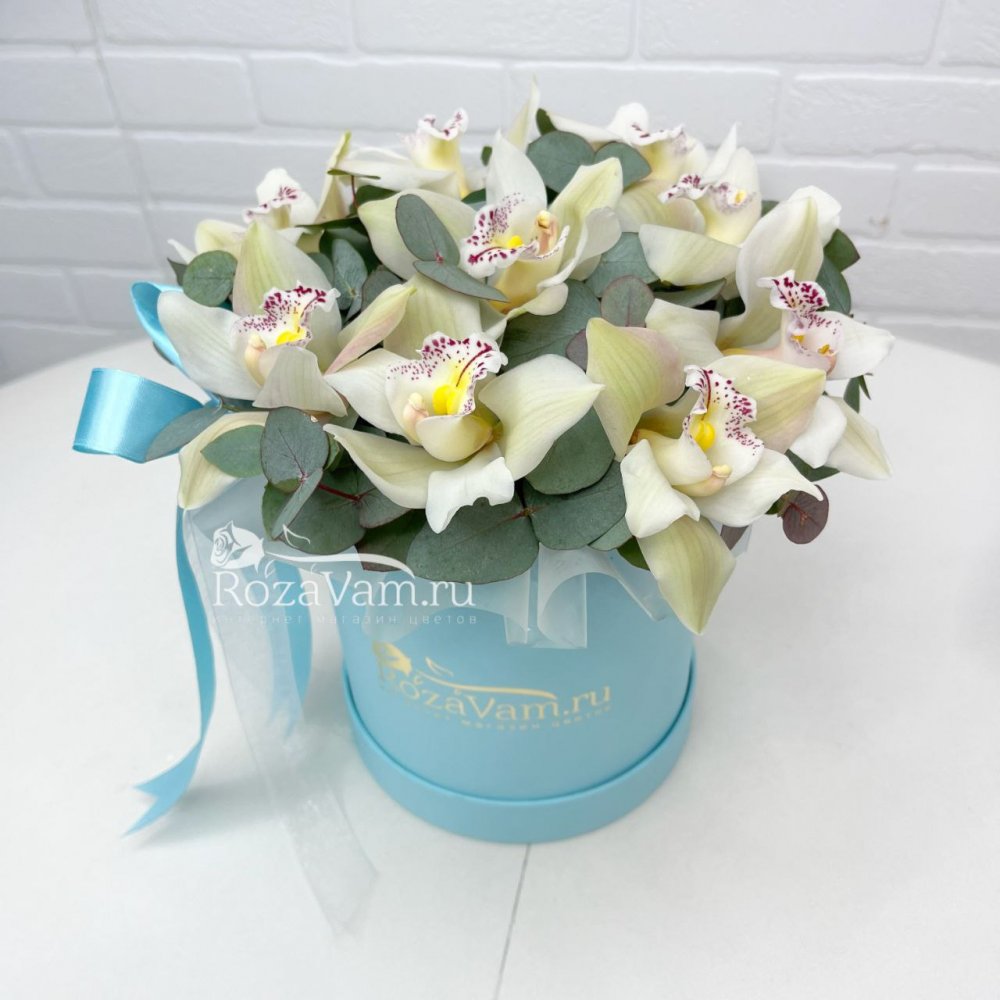 Шляпная коробка из 9 белых орхидей
