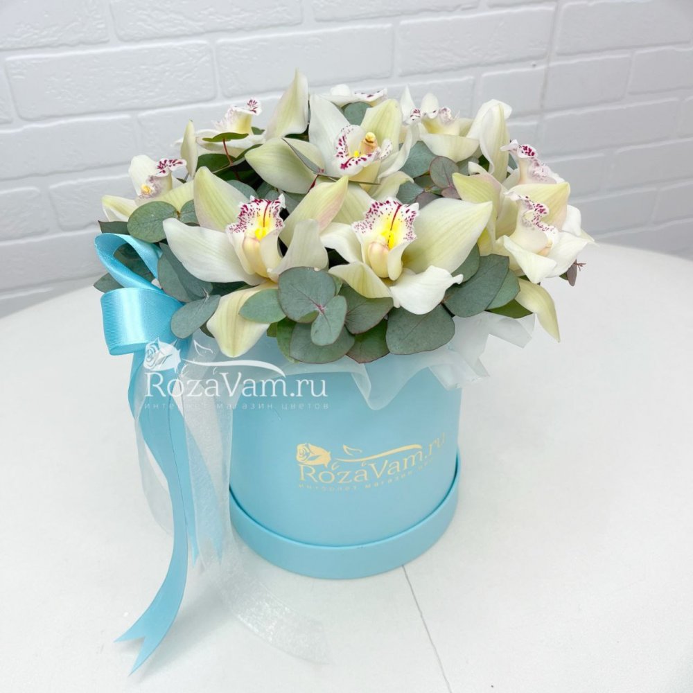 Шляпная коробка из 9 белых орхидей