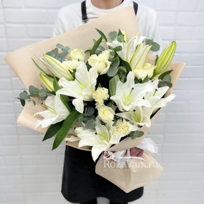 Букет цветов с белыми лилиями