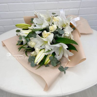 Букет цветов с белыми лилиями