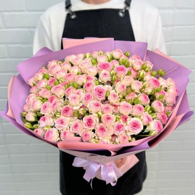 Букет из нежно-розовой кустовой розы 51 шт