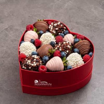 Клубника в шоколаде и ягоды в сердце