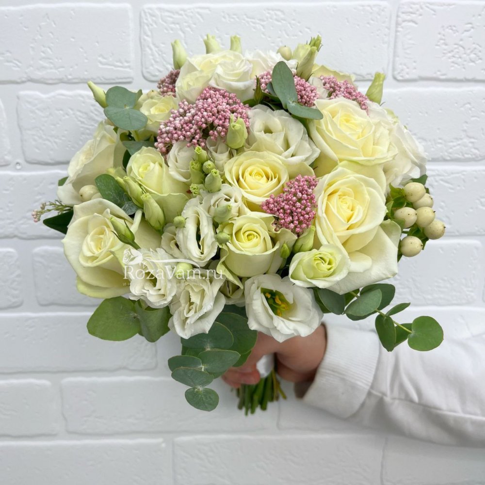 Свадебный Букет с белыми розами и гиперикумом