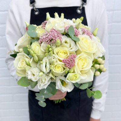 Свадебный Букет с белыми розами и гиперикумом