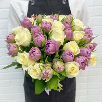 Букет тюльпанов с белыми розами