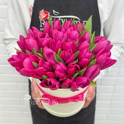 Букет из 51 малинового тюльпана