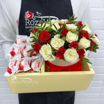 Рафаэлло и кустовые розы в подарочном боксе