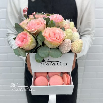 Шкатулка с розами и сладостями