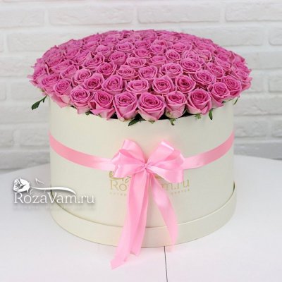 Коробка из 101 розово-кремовой розы
