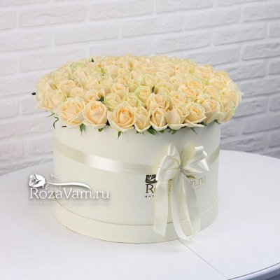 Шляпная коробка из 101 бело-розовой розы