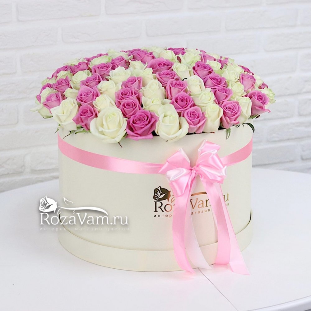 Шляпная коробка из 101 бело-розовой розы
