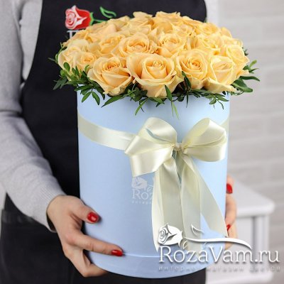 Коробка пионовидных роз с лавандой