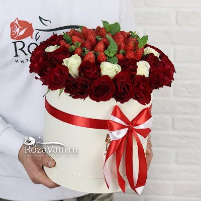 Клубничная коробочка с розами