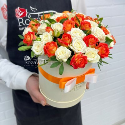 Шляпная коробка с кустовыми розами