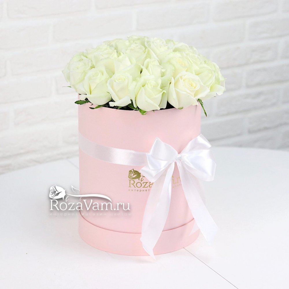 Шляпная коробочка из 29 белых роз