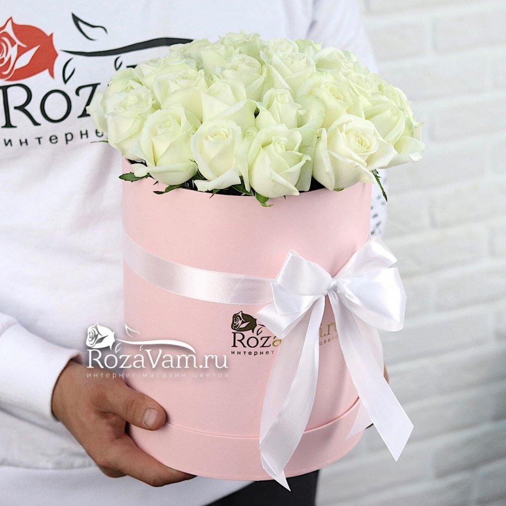 Шляпная коробочка из 29 белых роз