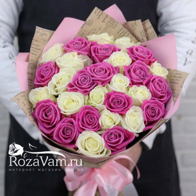 Букет из 29 бело-розовых роз (50 см)