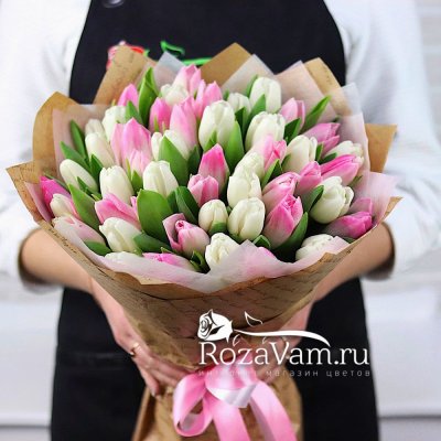 Букет из 51 бело-розового тюльпана