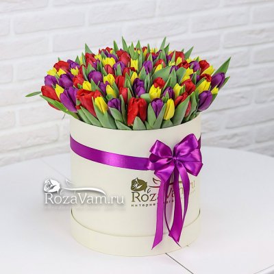 коробка из 75 желто-фиолетовых тюльпанов