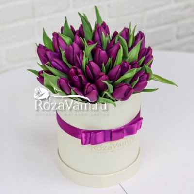 Коробочка из 35 фиолетовых тюльпанов