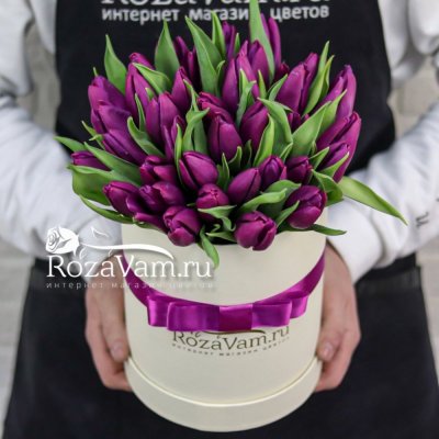 Коробочка из 35 фиолетовых тюльпанов