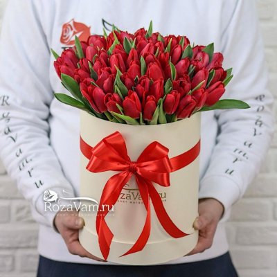 коробка из 75 красно-розовых тюльпанов