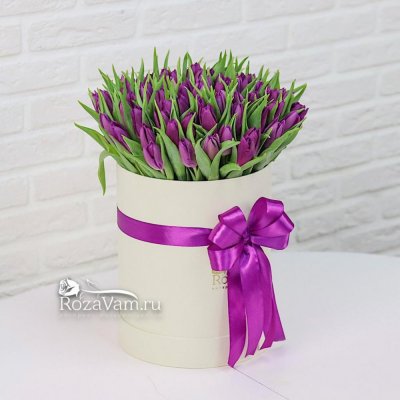 коробка из 75 фиолетовых  тюльпанов